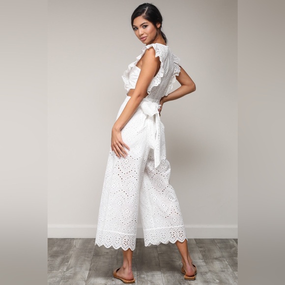 New ELEGANT WHITE LACE JUMPSUIT CUT OUT WITH BAND SLEEVE DETAILED - Picture 2 of 11